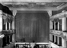 http://upload.wikimedia.org/wikipedia/commons/thumb/a/a5/Weimar_Hoftheater_vor_1907_B%C3%BChnenportal.jpg/220px-Weimar_Hoftheater_vor_1907_B%C3%BChnenportal.jpg