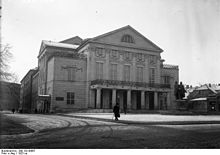 http://upload.wikimedia.org/wikipedia/commons/thumb/1/1a/Bundesarchiv_Bild_102-00667%2C_Weimar%2C_Nationaltheater.jpg/220px-Bundesarchiv_Bild_102-00667%2C_Weimar%2C_Nationaltheater.jpg