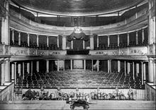 http://upload.wikimedia.org/wikipedia/commons/thumb/5/5f/Weimar_Hoftheater_vor_1907_Zuschauerraum.jpg/220px-Weimar_Hoftheater_vor_1907_Zuschauerraum.jpg