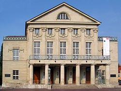 http://upload.wikimedia.org/wikipedia/commons/thumb/a/ac/Weimar_Theater.jpg/250px-Weimar_Theater.jpg